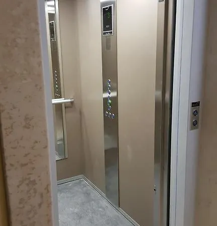 First Line Elegant Apartament *